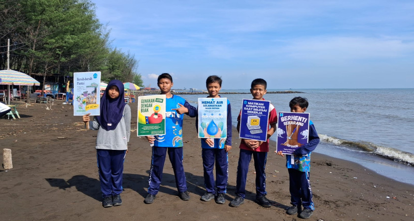 Aksi Nyata Peduli Lingkungan, Siswa SMPN 2 Tegal Gelar Bersih-Bersih dan Kampanye di Pantai