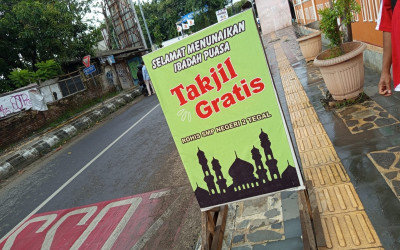 Semangat Berbagi di Bulan Ramadan, SMP Negeri 2 Kota Tegal Gelar Kegiatan Takjil On The Road
